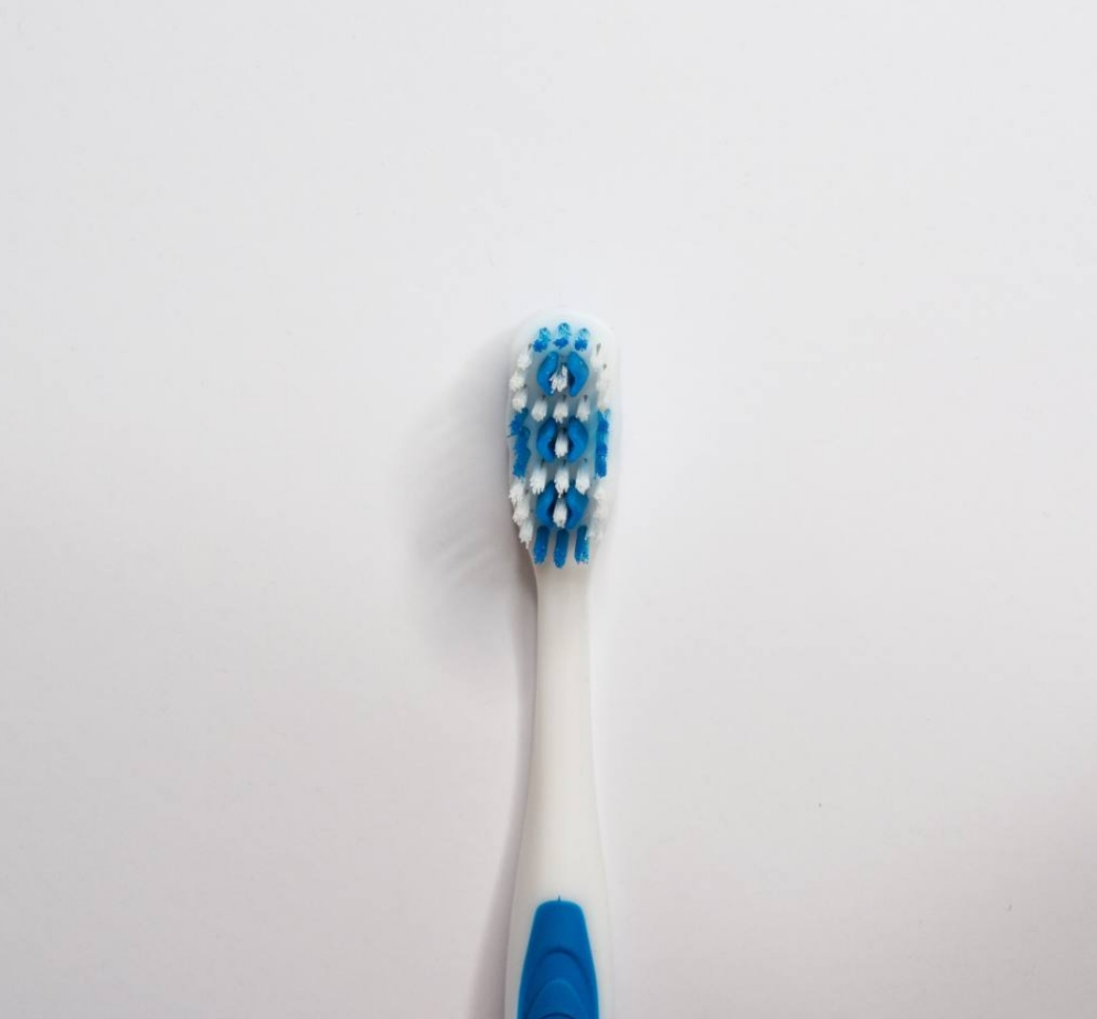 Zahnbürste – mittel (weiß/blau)