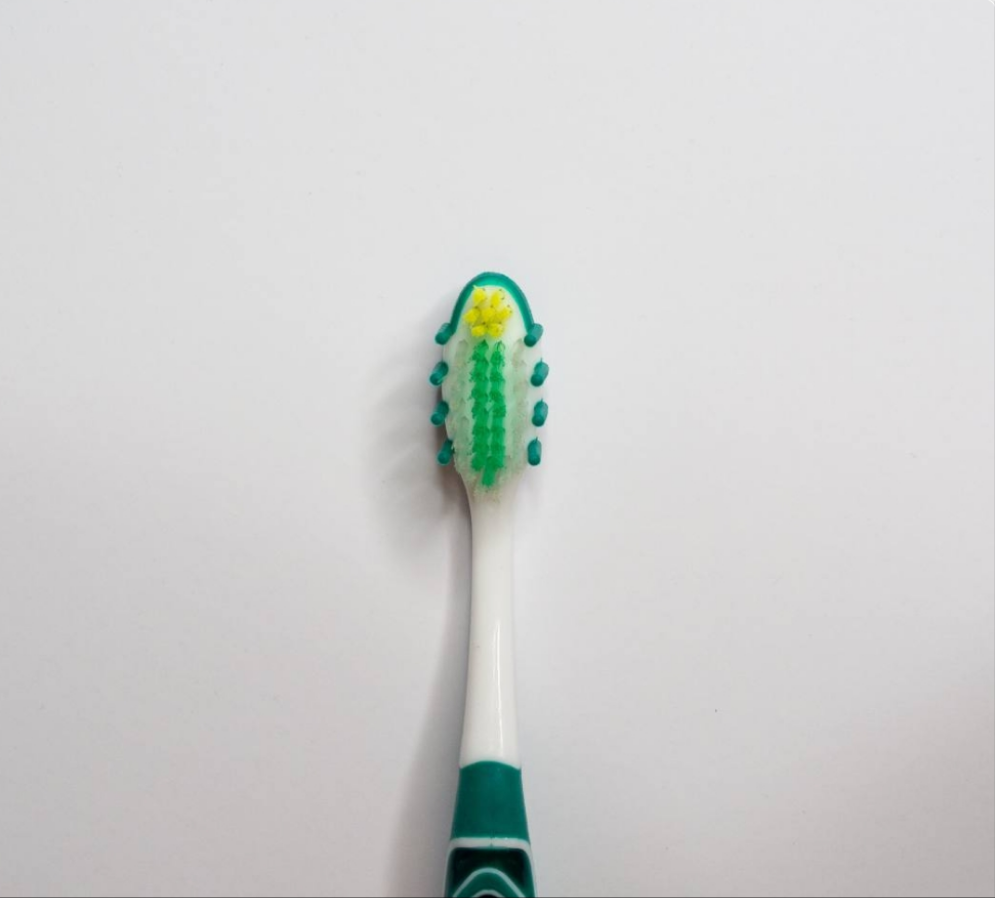 EXTRA CLEAN Zahnbürste – mittel (grün/weiß)