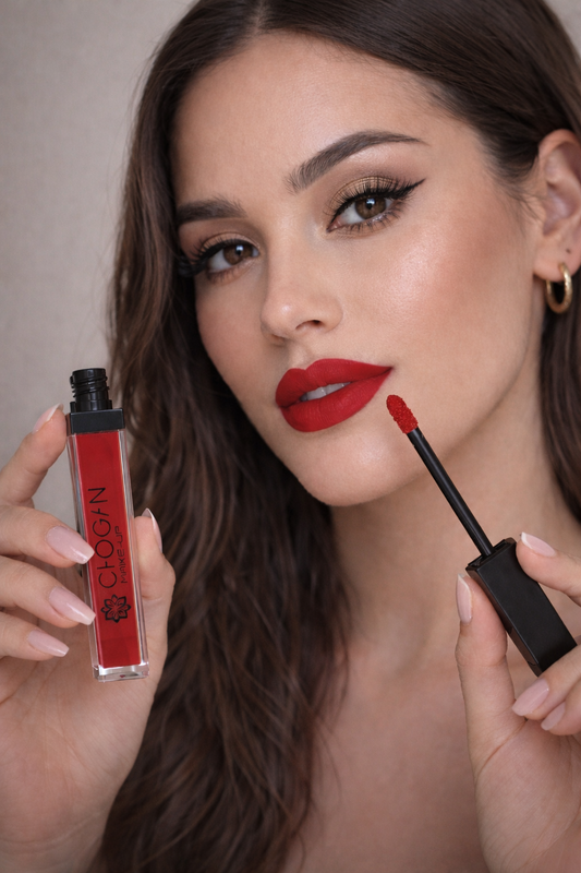 FLÜSSIGER LIPPENSTIFT MIT MATTEM EFFEKT UND LANGEM HALT – RED VELVET #MKLIP40